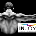 Rückenansicht muskelöser Mann und INJOY Logo